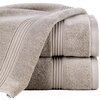 Beżowy ręcznik o wymiarach 70 x 140 cm jest złożony i ułożony na sobie, z widocznymi dekoracyjnymi paskami wzdłuż krawędzi. Materiał ręcznika ma teksturę frotte, co nadaje mu miękki wygląd.
