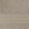 Beżowy ręcznik o fakturze frotte z widocznymi dwoma poziomymi, ozdobnymi paskami w dolnej części. Produkt ma wymiary 50 x 90 cm.