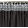 Czarno-szampańska zasłona o wymiarach 140 x 300 cm, zawieszona na metalowym karniszu, z widocznymi białymi haczykami i przezroczystą taśmą marszczącą u góry. Produkt to "Zasłona EUROFIRANY Gloria".