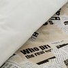 Beżowa pościel z nadrukiem przypominającym fragmenty gazet, z widocznym tekstem "Who pro the real est". Na zdjęciu widoczna jest także biała część materiału.