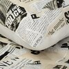 Beżowa pościel z nadrukiem przypominającym gazety, zawierającym fragmenty tekstów takich jak "Big City Police", "Lorem Ipsum" oraz inne częściowo widoczne słowa i zdania. Wzór składa się z czarno-białych elementów na beżowym tle.