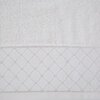 Biały ręcznik o wymiarach 50 x 90 cm z widocznym wzorem w romby na dolnym brzegu. Materiał ręcznika jest puszysty, a wzór wykonany jest z delikatnie połyskującej nici.