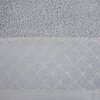 Srebrny ręcznik o wymiarach 50 x 90 cm z widoczną teksturą frotte. Na dolnej części ręcznika znajduje się ozdobny pas z geometrycznym wzorem w kształcie rombów.
