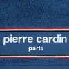 Granatowy ręcznik z widocznym logo "pierre cardin" oraz napisem "paris" na tle z czerwonym, białym i czarnym paskiem. Tekst jest umieszczony na gładkim pasie materiału, otoczonym fakturą frotte.