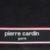 Czarny ręcznik z widocznym logo "pierre cardin paris" na dolnym pasku, który jest ozdobiony czerwonym i białym paskiem. Tkanina ręcznika ma teksturę frotte.