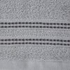 Srebrny ręcznik o wymiarach 30 x 50 cm z widocznym wzorem składającym się z dwóch poziomych pasów z ażurowymi detalami. Materiał ma teksturę frotte, co nadaje mu miękki wygląd.