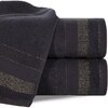 Czarny ręcznik o wymiarach 50 x 90 cm z widocznymi poziomymi pasami ozdobionymi połyskującą nicią. Produkt jest złożony i ułożony w stos, co podkreśla jego teksturę i wzór.