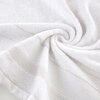 Biały ręcznik o wymiarach 30 x 50 cm jest ułożony w spiralny wzór, ukazując swoją teksturę i delikatne, poziome pasy. Materiał wygląda na miękki i puszysty, co sugeruje jego chłonność i komfort użytkowania.