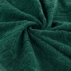 Ciemnozielony ręcznik o wymiarach 50 x 90 cm, z widoczną teksturą i wzorem przypominającym liście. Materiał jest puszysty i miękki, ułożony w sposób tworzący centralny zawirowany wzór.