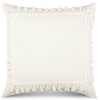 Kremowa poszewka dekoracyjna o wymiarach 45 x 45 cm z ozdobnymi frędzlami w stylu boho wzdłuż krawędzi. Produkt marki EUROFIRANY.