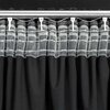 Czarno-srebrna zasłona o wymiarach 140 x 300 cm wisi na metalowym karniszu, przymocowana za pomocą białych haczyków. Górna część zasłony ma przezroczysty, siateczkowy wzór z poziomymi paskami.