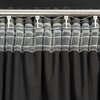 Czarno-złota zasłona o wymiarach 140 x 300 cm wisi na metalowym karniszu, przymocowana za pomocą białych haczyków. Górna część zasłony ma przezroczysty, siateczkowy wzór z poziomymi liniami.