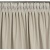 Beżowa zasłona o wymiarach 140 x 300 cm, zawieszona na metalowym karniszu, z widocznymi plisami i białymi haczykami. Materiał zasłony ma delikatny, diagonalny wzór.