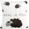 Biała poszewka z czarnymi owcami i napisem "sheep in black" na środku. Wzór powtarza się z mniejszymi owcami i napisem "sheep in black" w różnych miejscach.
