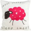 Biała poszewka z nadrukiem różowej owieczki z białymi serduszkami na wełnie. Na poszewce widnieje tekst: "sweet sheep... sleep sweet".