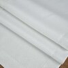 Biały bieżnik o wymiarach 40 x 200 cm z delikatnym, geometrycznym wzorem, ułożony na drewnianej powierzchni. Tkanina ma subtelny połysk i regularny, krzyżujący się wzór.