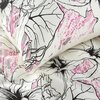 Biało-różowa pościel z wzorem dużych, czarnych konturów kwiatów i różowymi plamami. Materiał ma delikatny, artystyczny design z wyraźnymi liniami i kolorowymi akcentami.