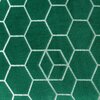 Ciemnozielony koc z geometrycznym wzorem składającym się z białych sześciokątów. Wzór tworzy regularną siatkę na całej powierzchni materiału.