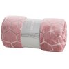 Różowy koc z geometrycznym wzorem jest zwinięty i opakowany w etykietę z napisem "Koc MALIBU SUPER SOFT 150 x 200 cm". Etykieta jest w kolorze szarym z delikatnym wzorem linii.