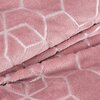 Różowy koc z miękkiego materiału, ozdobiony geometrycznym wzorem w postaci białych linii tworzących sześciokąty. Tkanina wygląda na puszystą i przytulną.