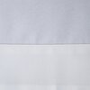 Zdjęcie przedstawia biały obrus z delikatnym, pionowym prążkowaniem na dolnej części materiału. Obrus ma gładką teksturę na górnej części i jest wykonany z jednolitego materiału.