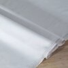 Na zdjęciu widoczny jest popielaty bieżnik o wymiarach 35 x 180 cm, leżący na drewnianej powierzchni. Materiał ma delikatną teksturę, a brzegi są starannie obszyte.