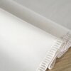 Na zdjęciu widoczny jest beżowy bieżnik z delikatnym wzorem, ułożony na drewnianej powierzchni. Krawędzie bieżnika są ozdobione subtelnym haftem.