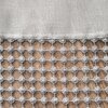 Szara firana o wymiarach 135 x 250 cm składa się z dwóch części: gładkiej tkaniny u góry oraz ażurowego wzoru z okrągłymi, wypukłymi elementami na dole. Wzór ażurowy tworzy regularną siatkę złożoną z połączonych ze sobą okręgów.
