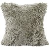 Beżowa poszewka o wymiarach 40 x 40 cm z długim, miękkim włosiem, tworzącym teksturę typu shaggy. Produkt marki EUROFIRANY.
