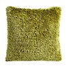 Oliwkowa poszewka o wymiarach 40 x 40 cm z kolekcji EUROFIRANY Shaggy, charakteryzująca się długim, miękkim włosiem. Produkt ma jednolity kolor i teksturę przypominającą plusz.