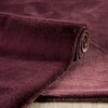 Bordowy dywanik łazienkowy o prostokątnym kształcie, częściowo zwinięty, leży na jasnej powierzchni. Materiał dywanika wygląda na miękki i puszysty.