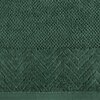 Zielony ręcznik o wymiarach 30 x 50 cm z widocznym wzorem w jodełkę na dolnym pasku. Materiał ma teksturę frotte, a wzór dodaje elegancji.