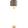 Lampa podłogowa z beżowym abażurem i złotą podstawą, ozdobiona szklaną kulą w kolorze złotym. Produkt ma smukłą konstrukcję i elegancki design.