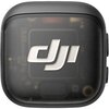 Czarny, kwadratowy nadajnik z przezroczystą obudową, na której widnieje logo "dji". W tle widoczne są delikatne elementy elektroniczne.