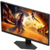 Monitor AOC 27G4HRE 27" wyświetla dynamiczną scenę z gry, przedstawiającą postacie w zbrojach na tle architektury w stylu orientalnym, z intensywnymi kolorami i efektami świetlnymi. Na dolnej ramce monitora widoczne jest logo "AOC".