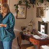 Na zdjęciu znajduje się drewniane biurko z komputerem typu All-in-One, klawiaturą i myszką. Na ścianie wiszą dwa obrazy przedstawiające zwierzęta, a na biurku znajdują się różne przybory biurowe oraz lampka.
