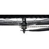 Czarno-matowy rower górski MTB z widocznym fragmentem kierownicy i mostka. Na zdjęciu nie ma widocznych napisów ani logo.