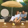 Beżowy parasol plażowo-ogrodowy o średnicy 160 cm stoi na tle zieleni, z widocznymi ikonami i napisami: "Wodoodporny materiał", "Ochrona UV50+", "Odporny na blaknięcie", "Wiatroszczelna konstrukcja". Na zdjęciu znajdują się również dwie osoby siedzące na 