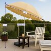 Beżowy parasol plażowo-ogrodowy o średnicy 180 cm i wysokości 210 cm stoi na tarasie z widokiem na zieleń, obok białego krzesła z szarymi poduszkami w paski oraz małego stolika z dekoracyjną świecą. Na zdjęciu widoczne są również wymiary parasola: 180 cm,