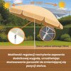 Beżowy parasol plażowo-ogrodowy z możliwością regulacji nachylenia od 90° do 135°, z żebrami z włókna szklanego o średnicy 8 mm, stoi na tle zielonego ogrodu. Na dole znajduje się tekst: "Możliwość regulacji nachylenia zapewnia dodatkową wygodę, umożliwia