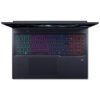 Na zdjęciu widoczna jest klawiatura laptopa z podświetleniem RGB, które zmienia się od zielonego przez fioletowy do czerwonego. Na obudowie poniżej klawiatury znajduje się logo w kształcie stylizowanej litery "P".