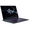 Laptop z dużym ekranem wyświetla grafikę z futurystycznym motywem, a klawiatura jest podświetlona wielokolorowym światłem. Na obudowie widoczne jest logo "Predator".