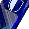 Na zdjęciu widoczny jest fragment telefonu z nałożonym szkłem ochronnym, na ekranie którego znajduje się niebieski wzór z białą tarczą. Szkło jest częściowo uniesione, ukazując jego przezroczystość i elastyczność.