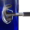 Na zdjęciu widoczny jest fragment smartfona z niebieskim, abstrakcyjnym wzorem na ekranie oraz dużym młotkiem z metalowym trzonkiem, który jest skierowany w stronę ekranu. Na młotku znajduje się niebieskie logo z białym napisem "3MK".