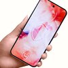 Na zdjęciu widoczny jest telefon z wyświetlaczem, na którym znajduje się napis: "DEDICATED TO: Google Pixel 10/10 Pro" oraz logo "3mk". Tło ekranu jest w odcieniach czerwieni i różu z delikatnym wzorem.