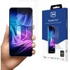 Na zdjęciu widoczna jest dłoń trzymająca telefon z nałożoną folią ochronną, obok znajduje się opakowanie produktu z napisem "3mk SilkyMatt Pro™ Silky touch, ensures full protection". Na opakowaniu widoczne są także logotypy certyfikatów oraz informacja "4