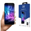 Na zdjęciu widoczna jest dłoń trzymająca smartfon z nałożoną folią ochronną, obok znajduje się opakowanie produktu z napisem "3mk SilkyMatt Pro™ Silky touch, ensures full protection". Na opakowaniu widoczne są także ikony certyfikatów oraz informacja o 40