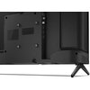 Tył telewizora z widocznymi portami HDMI, USB oraz gniazdem antenowym, zamontowany na dwóch nóżkach. Na obudowie znajduje się tabliczka znamionowa z tekstem, który jest nieczytelny.