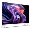 Telewizor z cienką ramką i białymi nóżkami wyświetla abstrakcyjny, kolorowy wzór w odcieniach fioletu, różu i niebieskiego. Na dolnej ramce widoczny jest napis "SHARP".
