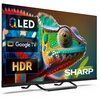 Na zdjęciu znajduje się telewizor z wyświetlonym kolorowym obrazem kameleona, obok którego widoczne są napisy: "QLED", "Google TV", "HDR" oraz logo "SHARP". Telewizor stoi na podstawce, a na ramce widoczny jest napis "AQUOS".